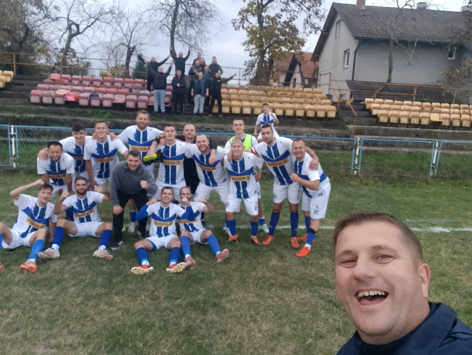 Igrači i navijači FK Mladost Gornja Tuzla slave pobjedu u Puračiću